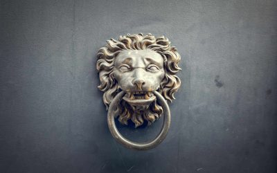10 Decorative Items to Make Your Front Door Stand Out